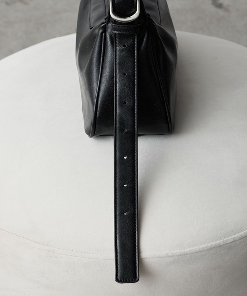 WYM LIDNM（ウィム バイ リドム）の「EMBOSSED SOFT GLOW SHOULDER BAG（ショルダーバッグ・メンズ・ブラック・FREE）」の11枚目の写真