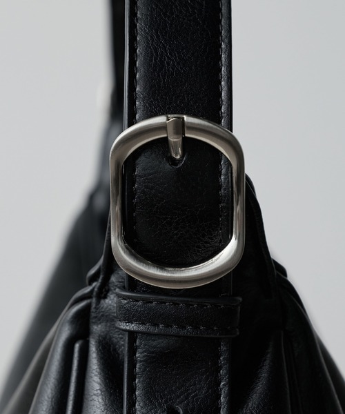 WYM LIDNM（ウィム バイ リドム）の「EMBOSSED SOFT GLOW SHOULDER BAG（ショルダーバッグ・メンズ・ブラック・FREE）」の12枚目の写真