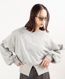 MILLION CARATS（ミリオンカラッツ）の「抜け感スリットでこなれ見え！大人の裏毛プルオーバー。軽やかな裏毛素材でリラックス感ときちんと感を両立。センタースリットとふんわり袖が女性らしさを引き立てます。（スウェット）」