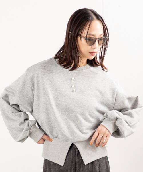 MILLION CARATS(ミリオンカラッツ)の「抜け感スリットでこなれ見え!大人の裏毛プルオーバー。軽やかな裏毛素材でリラックス感ときちんと感を両立。センタースリットとふんわり袖が女性らしさを引き立てます。(スウェット・レディース・チャコールグレー/グレー・FREE)」の1枚目の写真
