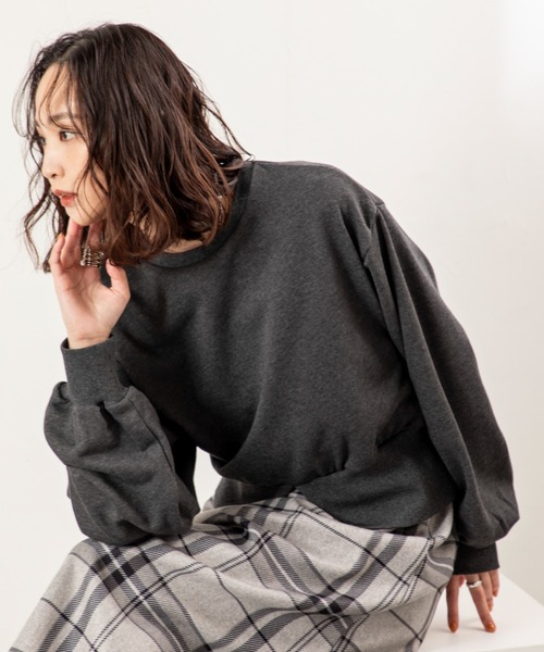 MILLION CARATS(ミリオンカラッツ)の「抜け感スリットでこなれ見え!大人の裏毛プルオーバー。軽やかな裏毛素材でリラックス感ときちんと感を両立。センタースリットとふんわり袖が女性らしさを引き立てます。(スウェット・レディース・チャコールグレー/グレー・FREE)」の2枚目の写真