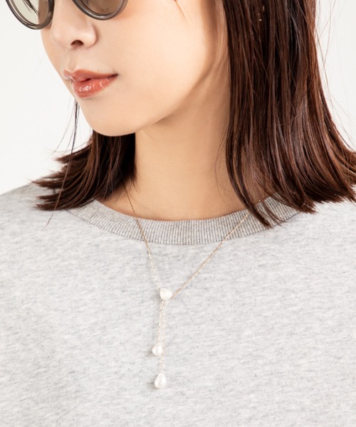 MILLION CARATS(ミリオンカラッツ)の「抜け感スリットでこなれ見え!大人の裏毛プルオーバー。軽やかな裏毛素材でリラックス感ときちんと感を両立。センタースリットとふんわり袖が女性らしさを引き立てます。(スウェット・レディース・チャコールグレー/グレー・FREE)」の7枚目の写真