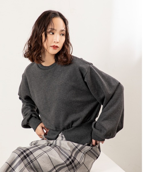 MILLION CARATS(ミリオンカラッツ)の「抜け感スリットでこなれ見え!大人の裏毛プルオーバー。軽やかな裏毛素材でリラックス感ときちんと感を両立。センタースリットとふんわり袖が女性らしさを引き立てます。(スウェット・レディース・チャコールグレー/グレー・FREE)」の13枚目の写真