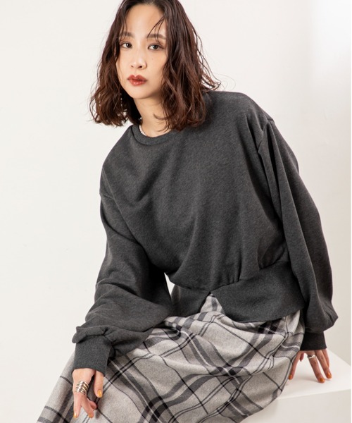 MILLION CARATS(ミリオンカラッツ)の「抜け感スリットでこなれ見え!大人の裏毛プルオーバー。軽やかな裏毛素材でリラックス感ときちんと感を両立。センタースリットとふんわり袖が女性らしさを引き立てます。(スウェット・レディース・チャコールグレー/グレー・FREE)」の12枚目の写真