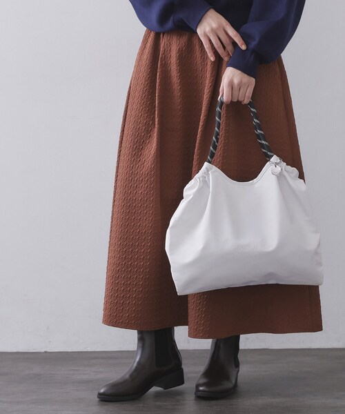 OPAQUE.CLIP（オペークドットクリップ）の「ロープハンドルドロストミドルトートバッグ【軽量／A4サイズ対応】（トートバッグ・レディース・オフホワイト/ブラック/ブラウン系その他・00）」の4枚目の写真