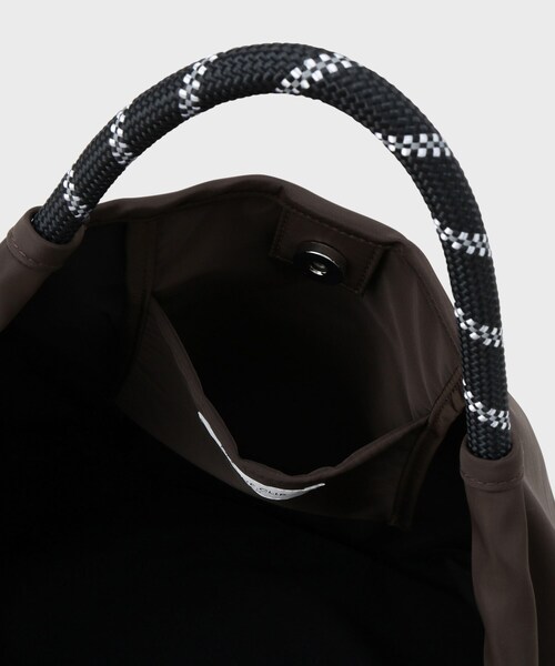OPAQUE.CLIP（オペークドットクリップ）の「ロープハンドルドロストミドルトートバッグ【軽量／A4サイズ対応】（トートバッグ・レディース・オフホワイト/ブラック/ブラウン系その他・00）」の20枚目の写真