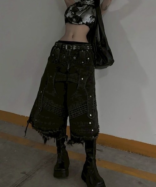 RICH（リッチ）の「【RICH】Knight Wide Waxed Short Pants / 【リッチ】デザインデニムダメージハーフパンツ（デニムパンツ・メンズ・ブルー/ブラック/チャコール・02/01）」の18枚目の写真