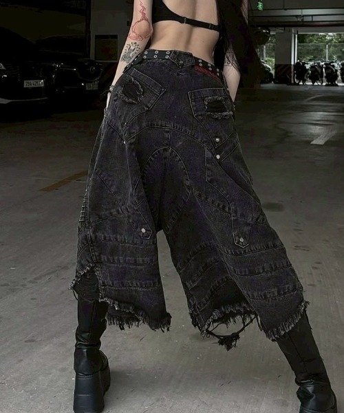 RICH（リッチ）の「【RICH】Knight Wide Waxed Short Pants / 【リッチ】デザインデニムダメージハーフパンツ（デニムパンツ・メンズ・ブルー/ブラック/チャコール・02/01）」の19枚目の写真