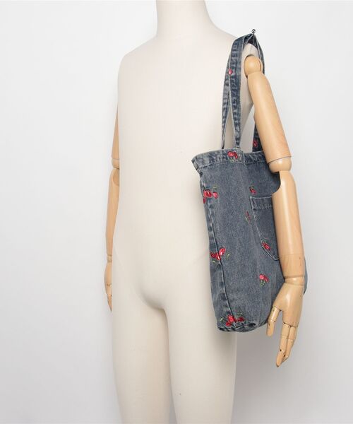 crossi(クロッシー)の「チェリー刺繍デニムトートバッグ(トートバッグ・レディース・ブルー/ネイビー・FREE)」の18枚目の写真