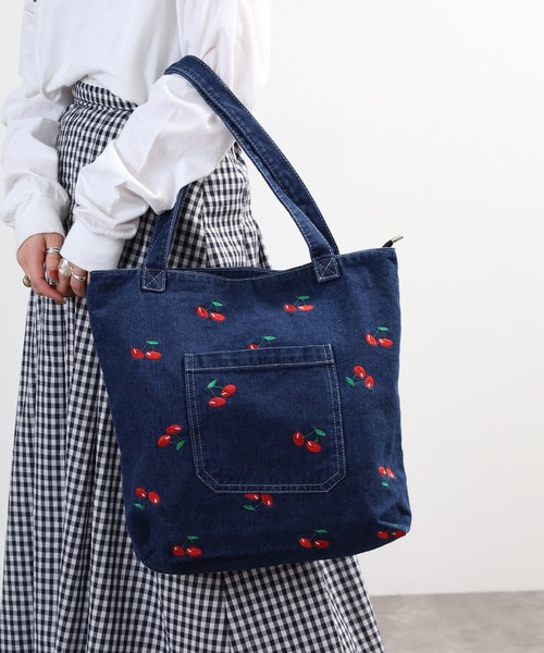 crossi(クロッシー)の「チェリー刺繍デニムトートバッグ(トートバッグ・レディース・ブルー/ネイビー・FREE)」の2枚目の写真