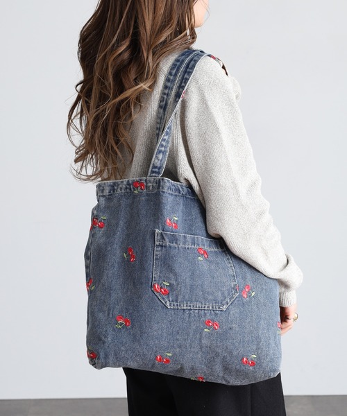 crossi(クロッシー)の「チェリー刺繍デニムトートバッグ(トートバッグ・レディース・ブルー/ネイビー・FREE)」の3枚目の写真
