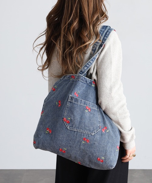crossi(クロッシー)の「チェリー刺繍デニムトートバッグ(トートバッグ・レディース・ブルー/ネイビー・FREE)」の4枚目の写真