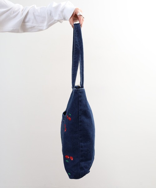 crossi(クロッシー)の「チェリー刺繍デニムトートバッグ(トートバッグ・レディース・ブルー/ネイビー・FREE)」の10枚目の写真