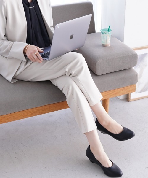 ALETTA（アレッタ）の「ALETTA-ｱﾚｯﾀ- 究極のプレーンパンプス -アーモンドトゥ4.5cmヒール-（パンプス・レディース・ダークブラック/ブラック系その他/トップグレー/杢グレー/ブラック/グレイッシュベージュ/ブラック系/モカ/ベージュ/ブルー系その他/ベージュ系その他・23.5cm/24.0cm/24.5cm/23.0cm/25.0cm/22.5cm/22.0cm）」の16枚目の写真