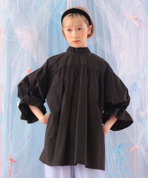 CAROLINA GLASER（カロリナ グレイサー）の「ベロアリボン付き フリルネック ギャザー ブラウス（シャツ/ブラウス・レディース・オフホワイト/ブラック・ONE SIZE）」の2枚目の写真