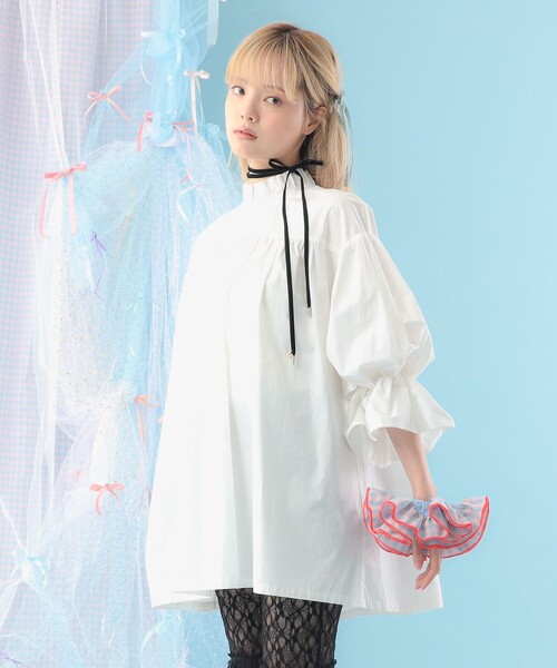 CAROLINA GLASER（カロリナ グレイサー）の「ベロアリボン付き フリルネック ギャザー ブラウス（シャツ/ブラウス・レディース・オフホワイト/ブラック・ONE SIZE）」の4枚目の写真