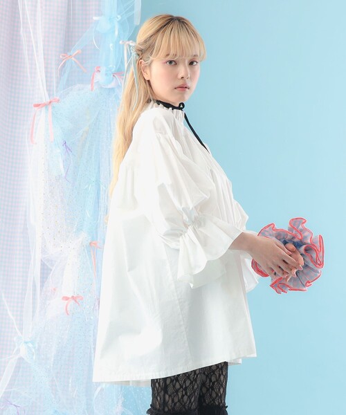 CAROLINA GLASER（カロリナ グレイサー）の「ベロアリボン付き フリルネック ギャザー ブラウス（シャツ/ブラウス・レディース・オフホワイト/ブラック・ONE SIZE）」の5枚目の写真