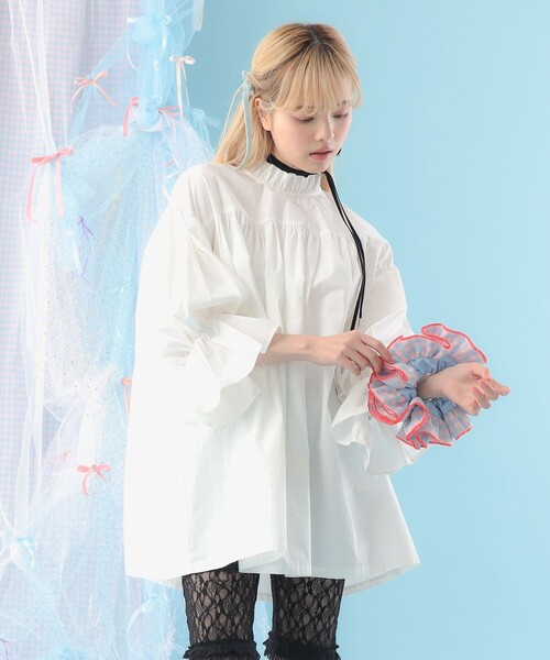 CAROLINA GLASER（カロリナ グレイサー）の「ベロアリボン付き フリルネック ギャザー ブラウス（シャツ/ブラウス・レディース・オフホワイト/ブラック・ONE SIZE）」の6枚目の写真