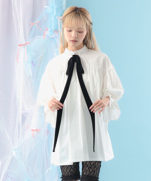 CAROLINA GLASER（カロリナ グレイサー）の「ベロアリボン付き フリルネック ギャザー ブラウス（シャツ/ブラウス・レディース・オフホワイト/ブラック・ONE SIZE）」の16枚目の写真