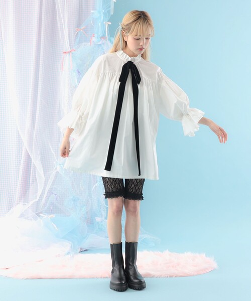 CAROLINA GLASER（カロリナ グレイサー）の「ベロアリボン付き フリルネック ギャザー ブラウス（シャツ/ブラウス・レディース・オフホワイト/ブラック・ONE SIZE）」の18枚目の写真
