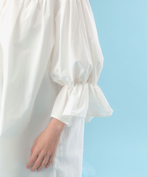 CAROLINA GLASER（カロリナ グレイサー）の「ベロアリボン付き フリルネック ギャザー ブラウス（シャツ/ブラウス・レディース・オフホワイト/ブラック・ONE SIZE）」の20枚目の写真