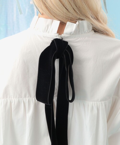 CAROLINA GLASER（カロリナ グレイサー）の「ベロアリボン付き フリルネック ギャザー ブラウス（シャツ/ブラウス・レディース・オフホワイト/ブラック・ONE SIZE）」の22枚目の写真