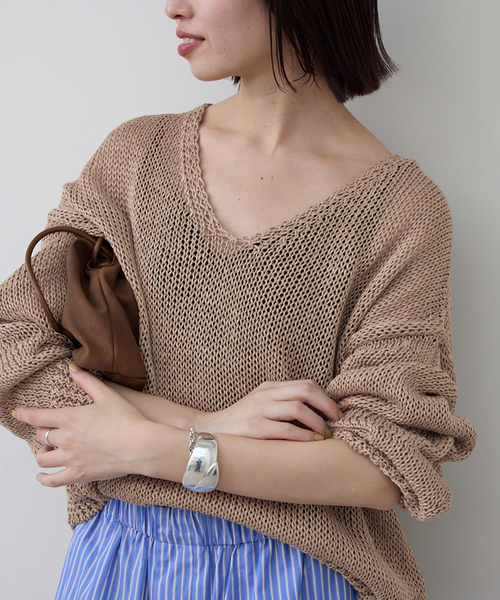 SLOBE IENA(スローブイエナ)の「ギマヤーンVネックプルオーバー(ニット/セーター・レディース・アイボリー/ベージュ/ラベンダー・FREE)」の3枚目の写真