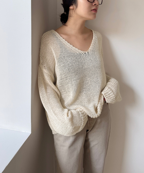SLOBE IENA(スローブイエナ)の「ギマヤーンVネックプルオーバー(ニット/セーター・レディース・アイボリー/ベージュ/ラベンダー・FREE)」の2枚目の写真