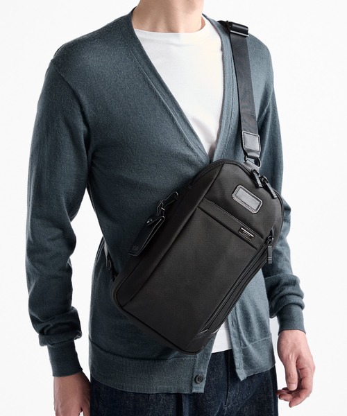 TUMI(トゥミ)の「TUMI ALPHA(アルファ) スリング(ボディバッグ/ウエストポーチ・メンズ・ブラック/ネイビー・FREE)」の1枚目の写真