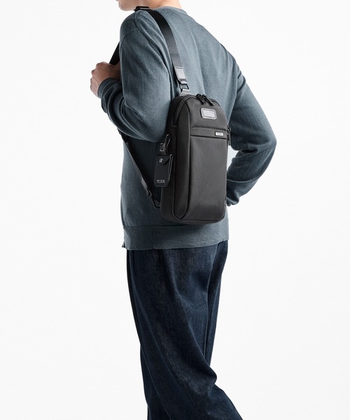 TUMI(トゥミ)の「TUMI ALPHA(アルファ) スリング(ボディバッグ/ウエストポーチ・メンズ・ブラック/ネイビー・FREE)」の12枚目の写真