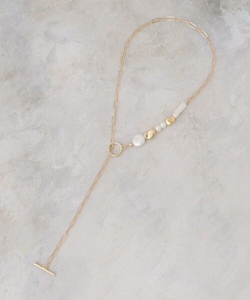 OPAQUE.CLIP（オペークドットクリップ）の「パール調ビーズ×メタル チェーンネックレス（ネックレス・レディース・ゴールド/シルバー・00）」の2枚目の写真