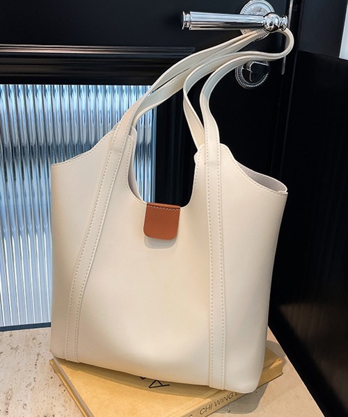 TONE SELECT GOODS（トーンセレクトグッズ）の「urbanfemine./合成皮革 ポーチ付き 軽量 ショルダー バッグ U7607（ショルダーバッグ・レディース・ブラウン/ブラック/ホワイト・FREE）」の4枚目の写真