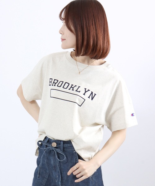 Champion(チャンピオン)の「Champion(チャンピオン)フロッキーロゴプリント ワイドシルエットTシャツ/レディース(Tシャツ/カットソー・レディース・オレンジ/オートミール/ホワイト/ライトブルー/ネイビー・L/M)」の3枚目の写真