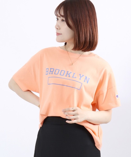 Champion(チャンピオン)の「Champion(チャンピオン)フロッキーロゴプリント ワイドシルエットTシャツ/レディース(Tシャツ/カットソー・レディース・オレンジ/オートミール/ホワイト/ライトブルー/ネイビー・L/M)」の5枚目の写真