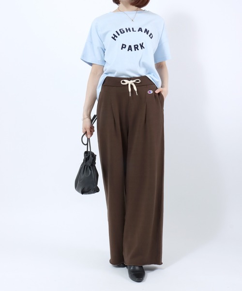 Champion(チャンピオン)の「Champion(チャンピオン)フロッキーロゴプリント ワイドシルエットTシャツ/レディース(Tシャツ/カットソー・レディース・オレンジ/オートミール/ホワイト/ライトブルー/ネイビー・L/M)」の16枚目の写真