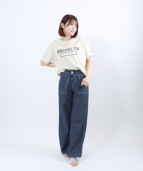 Champion(チャンピオン)の「Champion(チャンピオン)フロッキーロゴプリント ワイドシルエットTシャツ/レディース(Tシャツ/カットソー・レディース・オレンジ/オートミール/ホワイト/ライトブルー/ネイビー・L/M)」の11枚目の写真