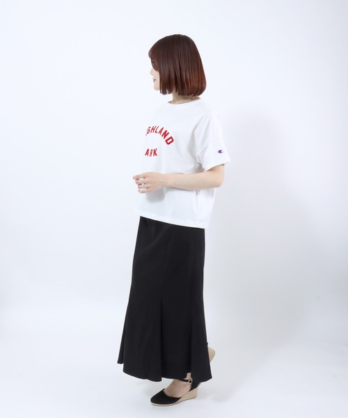 Champion(チャンピオン)の「Champion(チャンピオン)フロッキーロゴプリント ワイドシルエットTシャツ/レディース(Tシャツ/カットソー・レディース・オレンジ/オートミール/ホワイト/ライトブルー/ネイビー・L/M)」の10枚目の写真