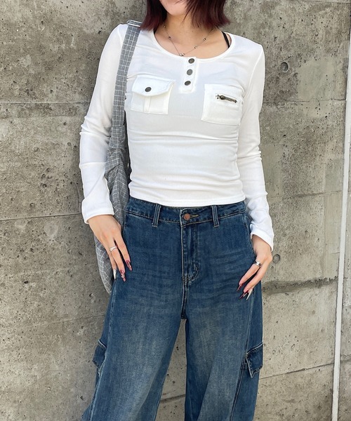 ROGER AND RAW(ロジャーアンドロウ)の「フラップポケットヘンリーネックトップス(Tシャツ/カットソー・レディース・ホワイト/チャコールグレー・FREE)」の7枚目の写真