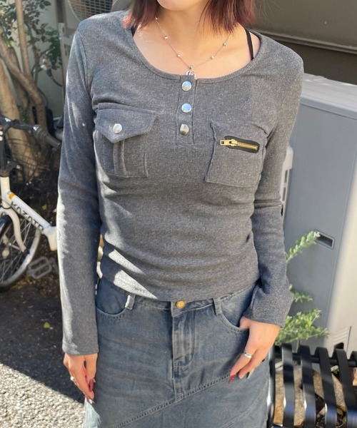 ROGER AND RAW(ロジャーアンドロウ)の「フラップポケットヘンリーネックトップス(Tシャツ/カットソー・レディース・ホワイト/チャコールグレー・FREE)」の14枚目の写真