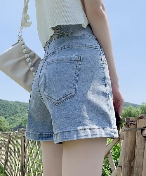 Mejoul（メジュール）の「【2026春夏新作】バックデザイン ボタンハイウエストデニムショートパンツ（デニムパンツ・レディース・ホワイト/ブラック/ブルー・L/M）」の4枚目の写真