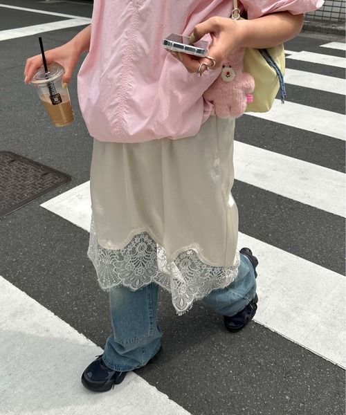 PILIT(ピリット)の「裾レースミディサテンスカート(スカート・レディース・グレイッシュベージュ/アイボリー・MEDIUM)」の5枚目の写真