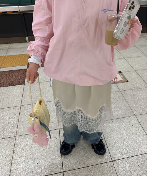 PILIT(ピリット)の「裾レースミディサテンスカート(スカート・レディース・グレイッシュベージュ/アイボリー・MEDIUM)」の15枚目の写真