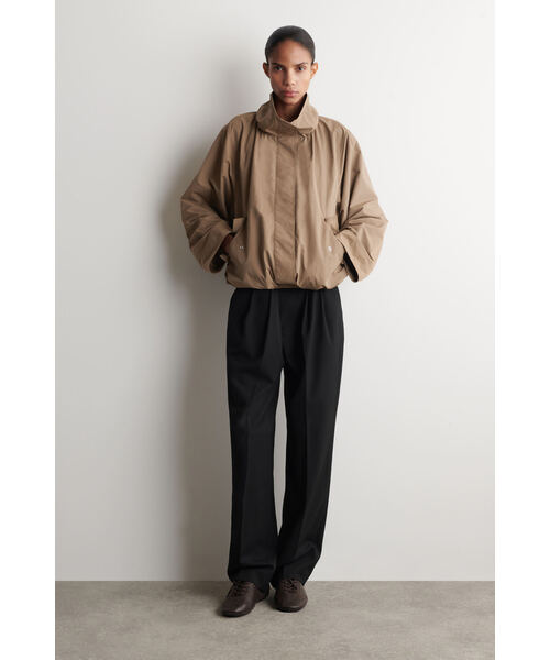 COS（コス）の「ナイロンファンネルネックジャケット（その他アウター・レディース・ベージュ/クリーム・M/L/XS/S）」の2枚目の写真