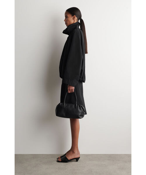 COS（コス）の「ナイロンファンネルネックジャケット（その他アウター・レディース・ベージュ/クリーム・M/L/XS/S）」の3枚目の写真