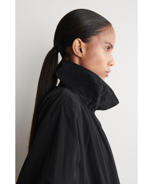 COS（コス）の「ナイロンファンネルネックジャケット（その他アウター・レディース・ベージュ/クリーム・M/L/XS/S）」の4枚目の写真