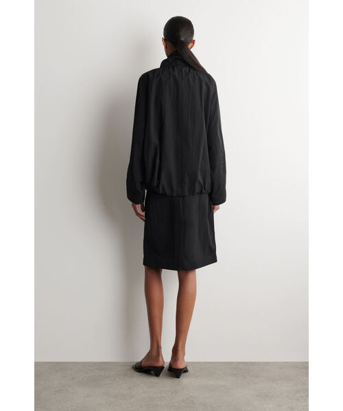 COS（コス）の「ナイロンファンネルネックジャケット（その他アウター・レディース・ベージュ/クリーム・M/L/XS/S）」の5枚目の写真