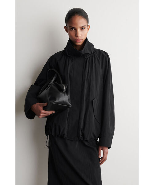 COS（コス）の「ナイロンファンネルネックジャケット（その他アウター・レディース・ベージュ/クリーム・M/L/XS/S）」の7枚目の写真