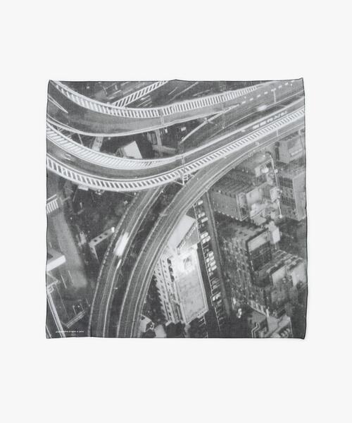 agnes b.(アニエスベー)の「フォトプリント バンダナ ”View from Agnes’ hotel window in Tokyo”(マフラー・レディース・マルチ・FREE)」の1枚目の写真