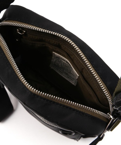 AVIREX(アヴィレックス)の「AVIREX -FLIGHT NYLON VERTICAL SHOULDER(ショルダーバッグ・メンズ・ブラック/カーキ・FREE)」の13枚目の写真