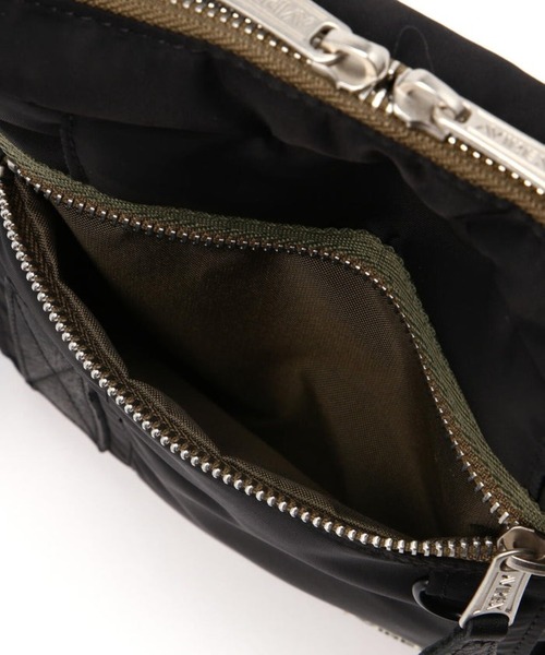 AVIREX(アヴィレックス)の「AVIREX -FLIGHT NYLON VERTICAL SHOULDER(ショルダーバッグ・メンズ・ブラック/カーキ・FREE)」の14枚目の写真